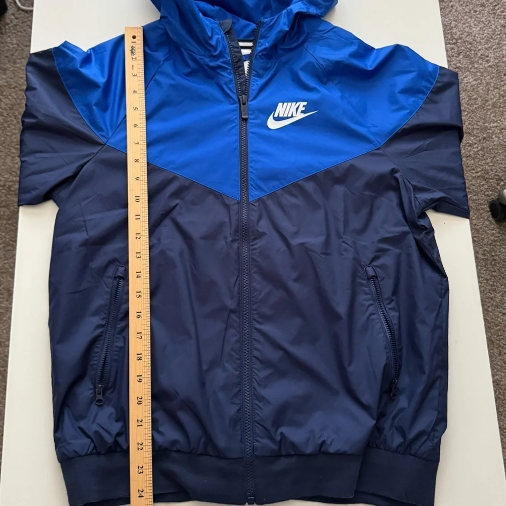Nike Older Kids Full Zip Windrunner Jacket size XL